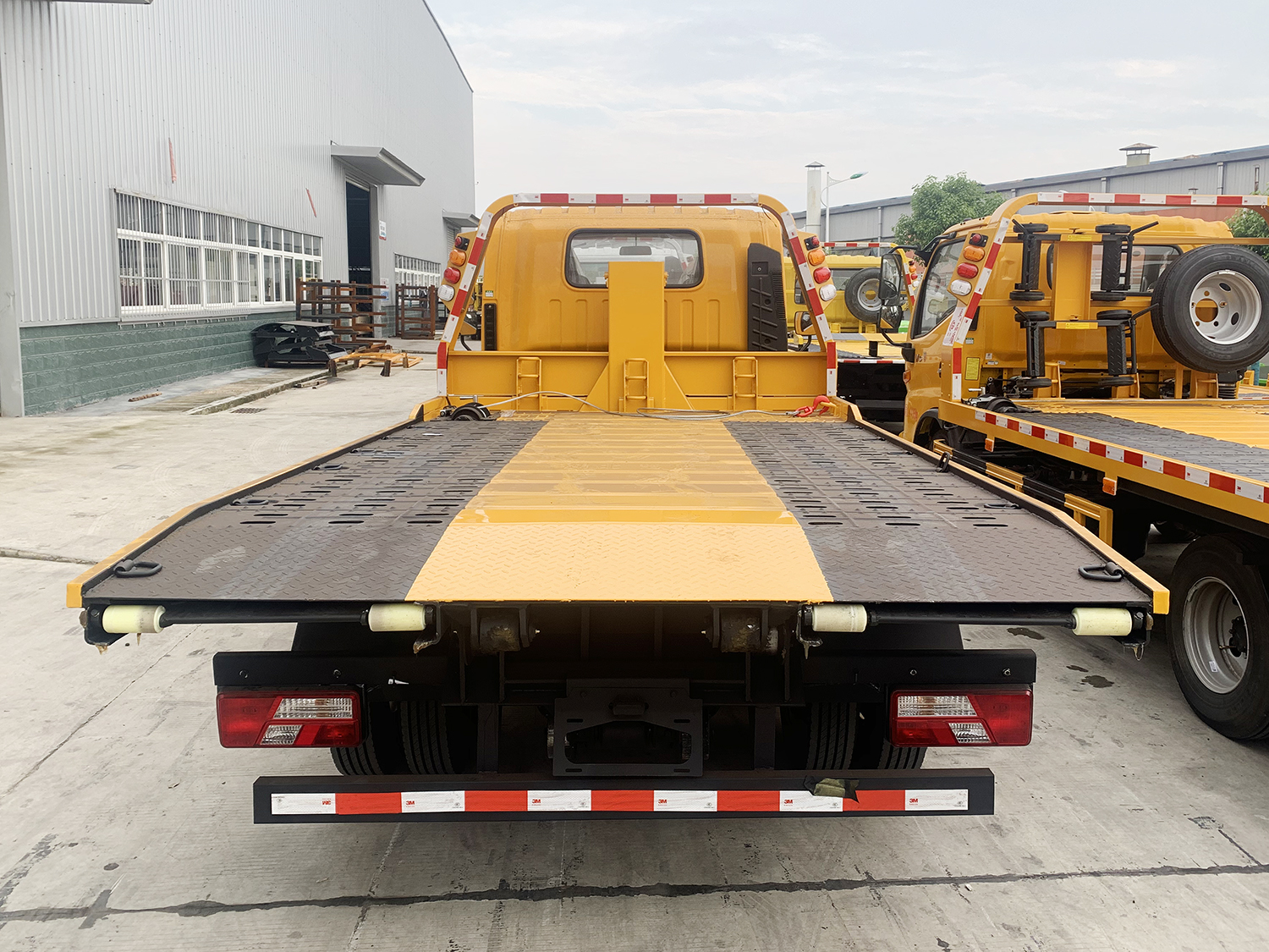 江鈴凱運(yùn)全落地伸縮板清障車(chē)