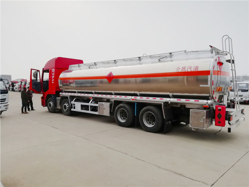 上汽紅巖29.7方前四后八鋁合金運(yùn)油車，20噸運(yùn)油車