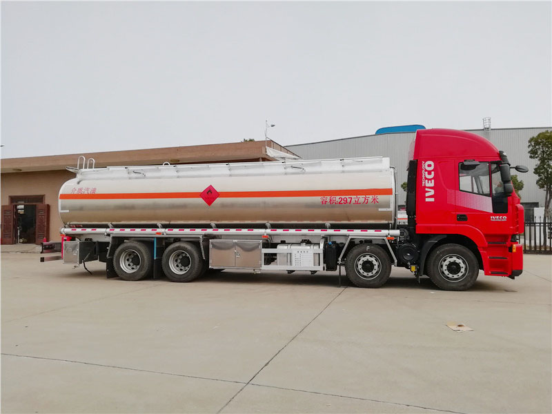 上汽紅巖29.7方前四后八鋁合金運(yùn)油車，20噸運(yùn)油車