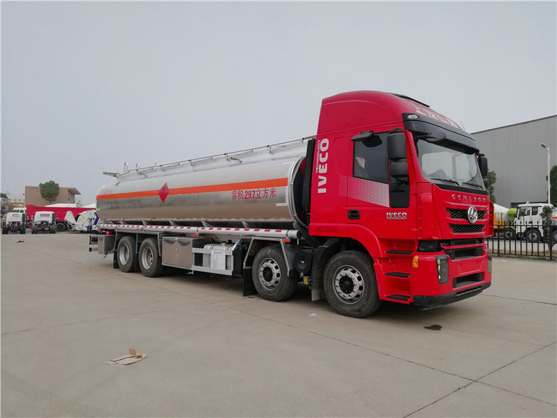 上汽紅巖29.7方前四后八鋁合金運(yùn)油車，20噸運(yùn)油車
